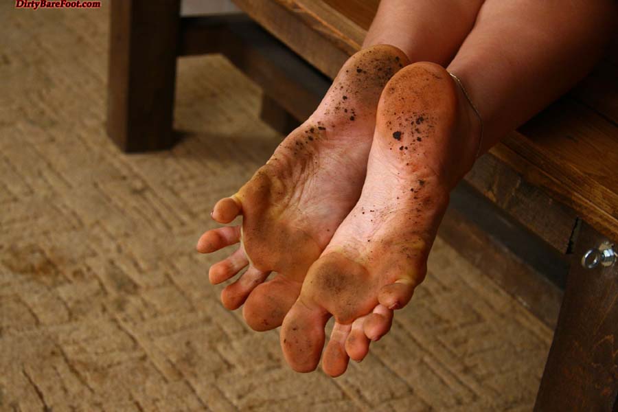 http://dirtybarefoot.femdomworld.com/15/04/pics/img03.jpg